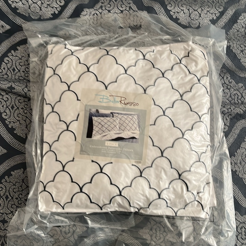 Decorative Accent Throw Pillows White & Navy Scallop Pattern - Picture 2 of 2